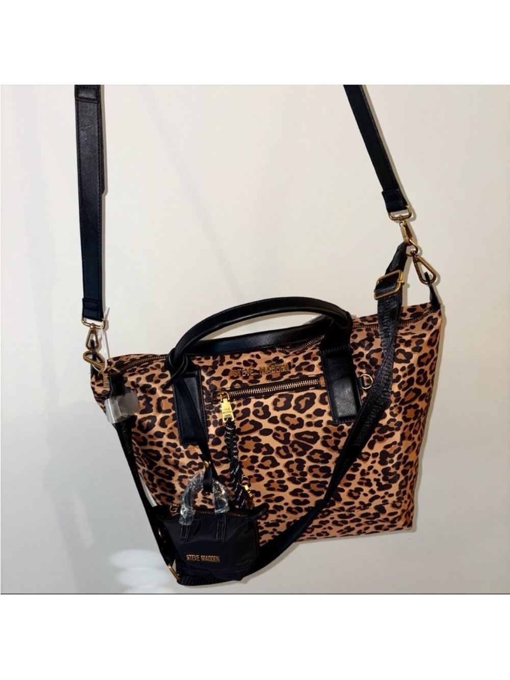 NWT Steve Madden
Leopard Bspence crossbody bag/ bag charm and multiple strap